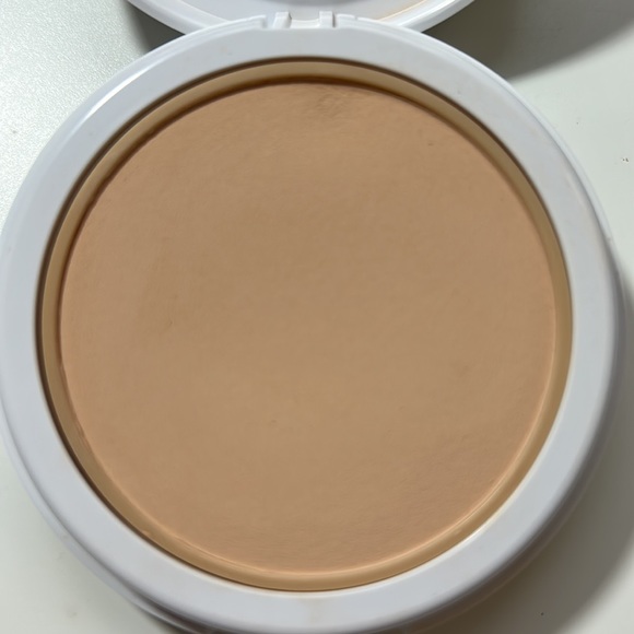 J.cat Compact Powder Foundation - Picture 3 of 5